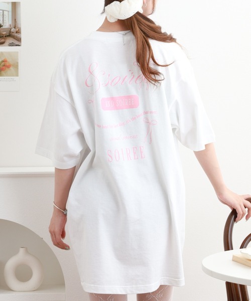 &soiree(アンドソワレ)の「&soiree 【シルエット選べる2サイズ】ロゴデザインリボンTシャツ 半袖(Tシャツ/カットソー・レディース・ピンク/ホワイト/ネイビー・F/M)」の1枚目の写真