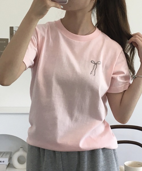 &soiree(アンドソワレ)の「&soiree 【シルエット選べる2サイズ】ロゴデザインリボンTシャツ 半袖(Tシャツ/カットソー・レディース・ピンク/ホワイト/ネイビー・F/M)」の3枚目の写真