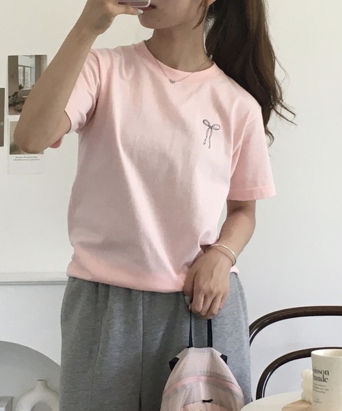 &soiree(アンドソワレ)の「&soiree 【シルエット選べる2サイズ】ロゴデザインリボンTシャツ 半袖(Tシャツ/カットソー・レディース・ピンク/ホワイト/ネイビー・F/M)」の17枚目の写真
