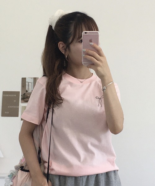 &soiree(アンドソワレ)の「&soiree 【シルエット選べる2サイズ】ロゴデザインリボンTシャツ 半袖(Tシャツ/カットソー・レディース・ピンク/ホワイト/ネイビー・F/M)」の11枚目の写真