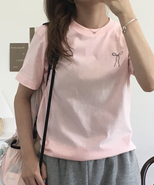 &soiree(アンドソワレ)の「&soiree 【シルエット選べる2サイズ】ロゴデザインリボンTシャツ 半袖(Tシャツ/カットソー・レディース・ピンク/ホワイト/ネイビー・F/M)」の10枚目の写真