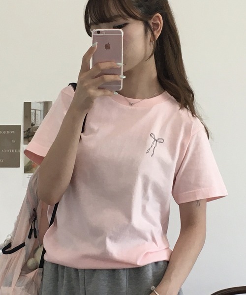 &soiree(アンドソワレ)の「&soiree 【シルエット選べる2サイズ】ロゴデザインリボンTシャツ 半袖(Tシャツ/カットソー・レディース・ピンク/ホワイト/ネイビー・F/M)」の12枚目の写真