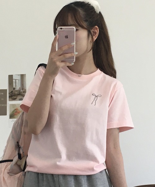 &soiree(アンドソワレ)の「&soiree 【シルエット選べる2サイズ】ロゴデザインリボンTシャツ 半袖(Tシャツ/カットソー・レディース・ピンク/ホワイト/ネイビー・F/M)」の4枚目の写真