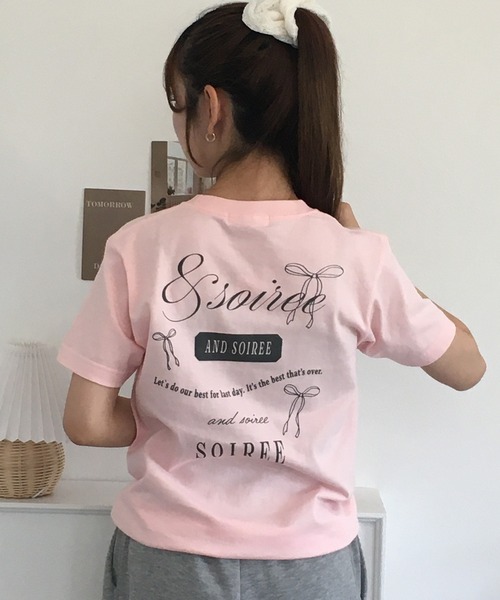 &soiree(アンドソワレ)の「&soiree 【シルエット選べる2サイズ】ロゴデザインリボンTシャツ 半袖(Tシャツ/カットソー・レディース・ピンク/ホワイト/ネイビー・F/M)」の5枚目の写真