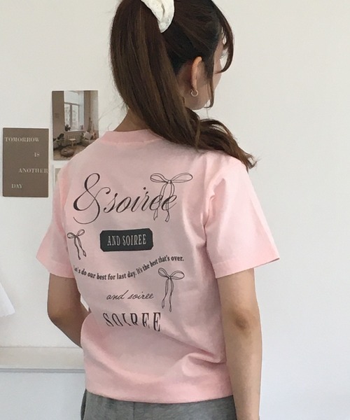 &soiree(アンドソワレ)の「&soiree 【シルエット選べる2サイズ】ロゴデザインリボンTシャツ 半袖(Tシャツ/カットソー・レディース・ピンク/ホワイト/ネイビー・F/M)」の6枚目の写真
