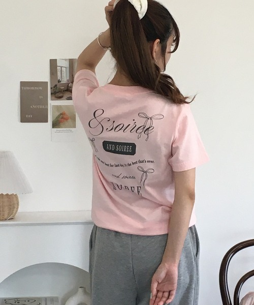 &soiree(アンドソワレ)の「&soiree 【シルエット選べる2サイズ】ロゴデザインリボンTシャツ 半袖(Tシャツ/カットソー・レディース・ピンク/ホワイト/ネイビー・F/M)」の7枚目の写真
