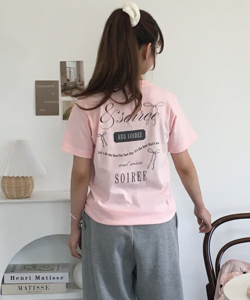 &soiree(アンドソワレ)の「&soiree 【シルエット選べる2サイズ】ロゴデザインリボンTシャツ 半袖(Tシャツ/カットソー・レディース・ピンク/ホワイト/ネイビー・F/M)」の8枚目の写真
