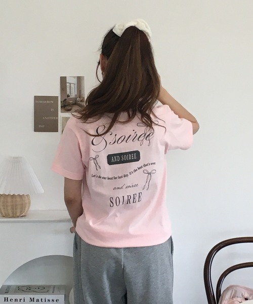 &soiree(アンドソワレ)の「&soiree 【シルエット選べる2サイズ】ロゴデザインリボンTシャツ 半袖(Tシャツ/カットソー・レディース・ピンク/ホワイト/ネイビー・F/M)」の9枚目の写真