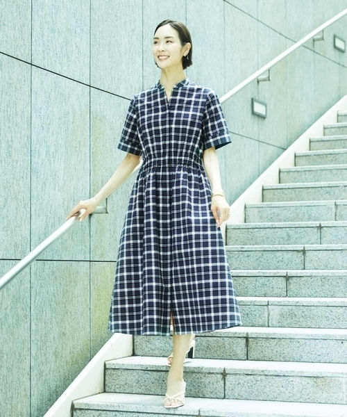 MICHEL KLEIN(ミッシェル・クラン)の「Vネックフレアワンピース(ワンピース・レディース・チャコールグレー/ライトグレー/ネイビー・38/40)」の5枚目の写真