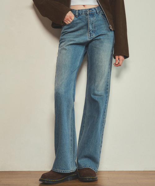 OURNOSTALGIA(アワー ノスタルジア)の「sandwashing bootcut denim jean(デニムパンツ・レディース・ブルー・SMALL)」の2枚目の写真