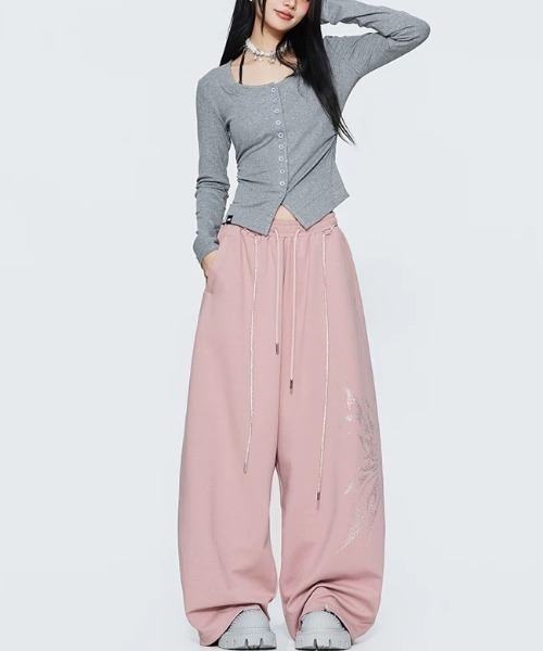 .KOM（ドットコム）の「A'GEM/9 × .kom 『.KOM/ドットケーオーエム』トライバルラインストーンワイドパンツ（スウェットパンツ・レディース・ピンク/ブラック/ライトブルー・FREE）」の12枚目の写真