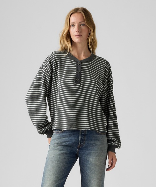 Levi's（リーバイス）の「Levi's/リーバイス DRY GOODS リラックス ロングスリーブ ヘンリーTシャツ（Tシャツ/カットソー・レディース・グレー・XS/S/M）」の2枚目の写真