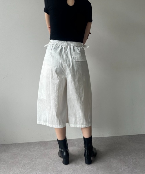 ELTONE（エルトーン）の「サイドベルトコクーンミディパンツ（その他パンツ・レディース・ホワイト/ブラック・MEDIUM/SMALL）」の17枚目の写真