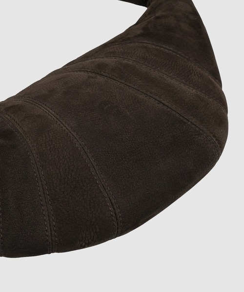 LEMAIRE(ルメール)の「SMALL CROISSANT BAG(ショルダーバッグ・メンズ・ブラウン・ONE SIZE)」の5枚目の写真