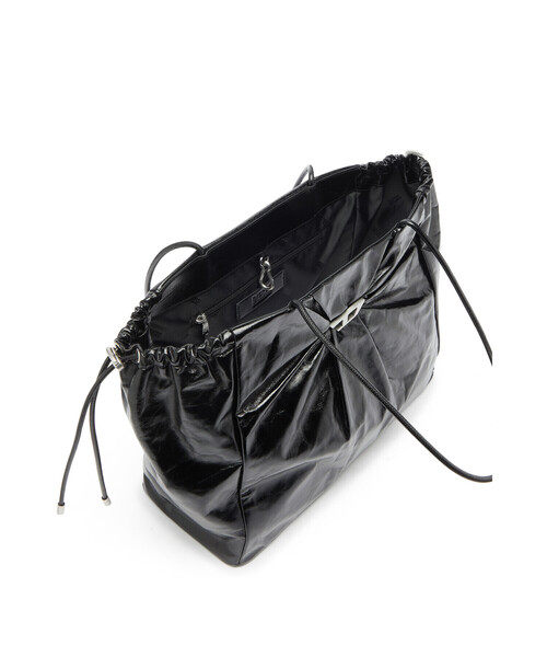 DIESEL(ディーゼル)の「ウィメンズ トートバッグ SCRUNCH-D TOTE E/W(トートバッグ・レディース・ブラック・UNI)」の4枚目の写真