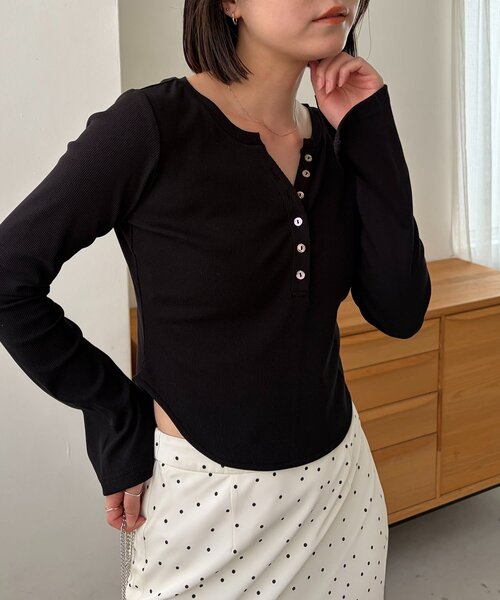 CAPRICIEUX LE'MAGE(カプリシューレマージュ)の「キーネックヘンリーT(Tシャツ/カットソー・レディース・チャコールグレー/ブラック/ブラウン/ホワイト系その他・FREE)」の3枚目の写真
