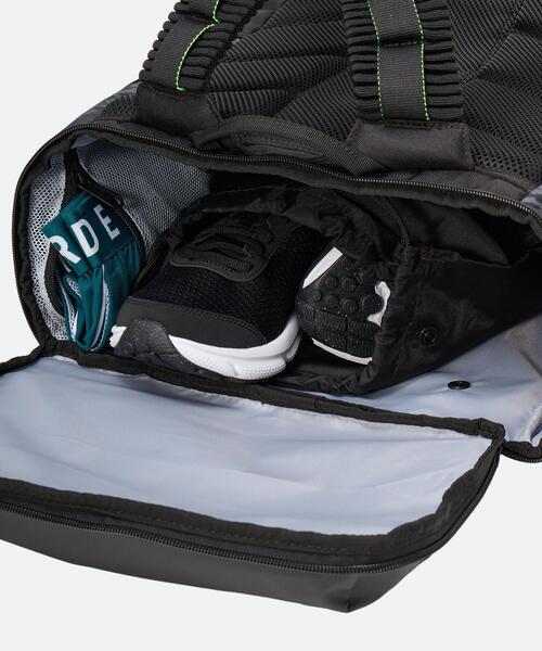 UNDER ARMOUR(アンダーアーマー)の「UAターポリン バックパック 40リットル 3.0(トレーニング/メンズ/レディース)(バックパック/リュック・レディース・ブラック・ONESIZE)」の4枚目の写真
