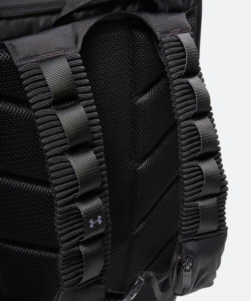 UNDER ARMOUR(アンダーアーマー)の「UAターポリン バックパック 40リットル 3.0(トレーニング/メンズ/レディース)(バックパック/リュック・レディース・ブラック・ONESIZE)」の7枚目の写真