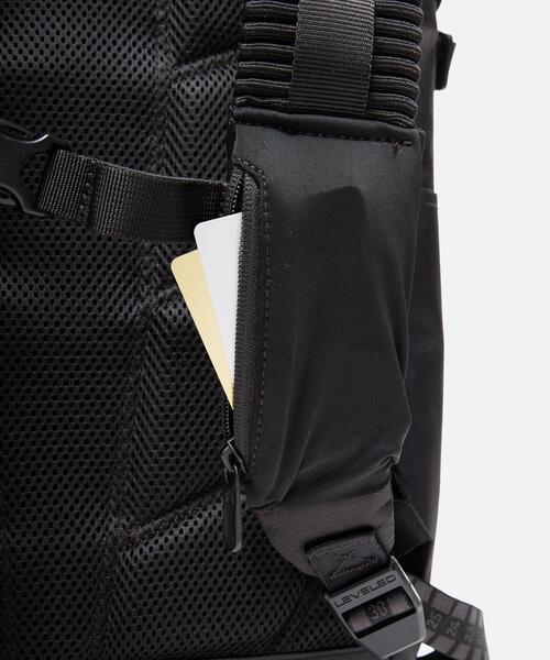 UNDER ARMOUR(アンダーアーマー)の「UAターポリン バックパック 40リットル 3.0(トレーニング/メンズ/レディース)(バックパック/リュック・レディース・ブラック・ONESIZE)」の8枚目の写真