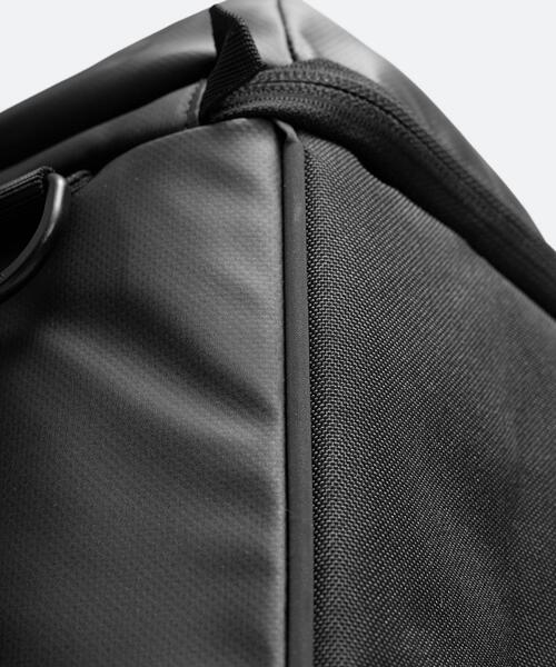 UNDER ARMOUR(アンダーアーマー)の「UAターポリン バックパック 40リットル 3.0(トレーニング/メンズ/レディース)(バックパック/リュック・レディース・ブラック・ONESIZE)」の9枚目の写真