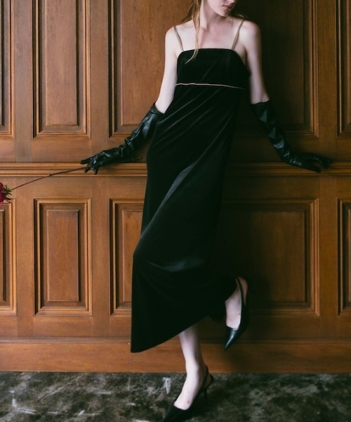 ILANIS(イラニス)の「Quiet Velvet Cami Dress(ワンピース・レディース・グレー/ブラック・FREE)」の2枚目の写真