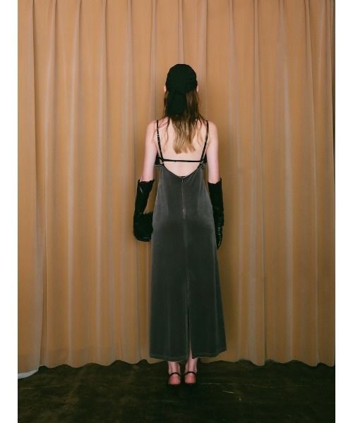 ILANIS(イラニス)の「Quiet Velvet Cami Dress(ワンピース・レディース・グレー/ブラック・FREE)」の3枚目の写真