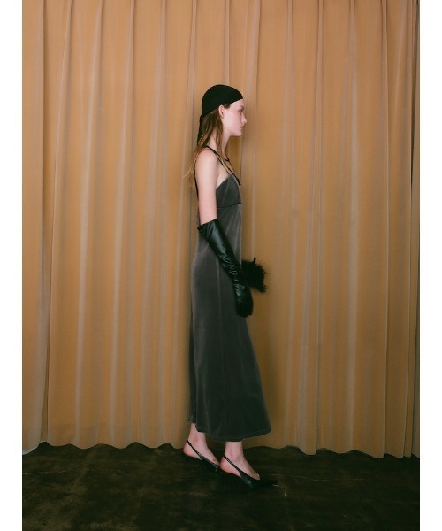 ILANIS(イラニス)の「Quiet Velvet Cami Dress(ワンピース・レディース・グレー/ブラック・FREE)」の4枚目の写真