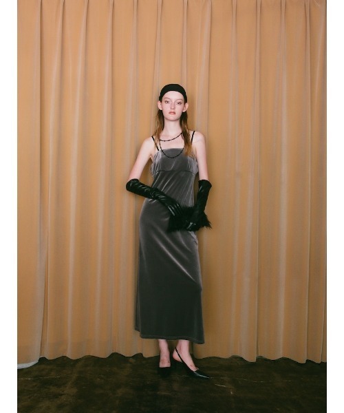 ILANIS(イラニス)の「Quiet Velvet Cami Dress(ワンピース・レディース・グレー/ブラック・FREE)」の5枚目の写真