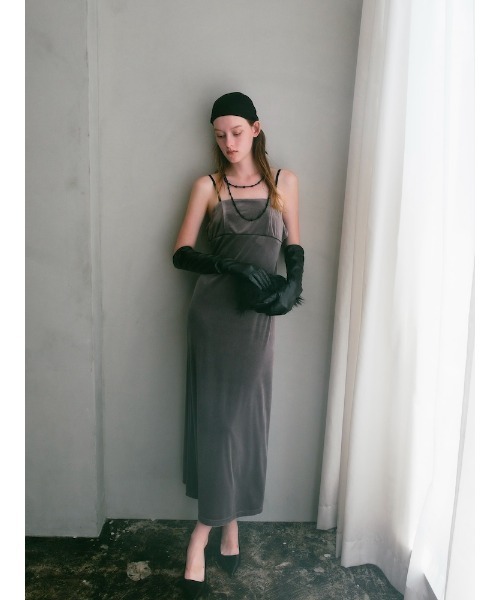 ILANIS(イラニス)の「Quiet Velvet Cami Dress(ワンピース・レディース・グレー/ブラック・FREE)」の7枚目の写真