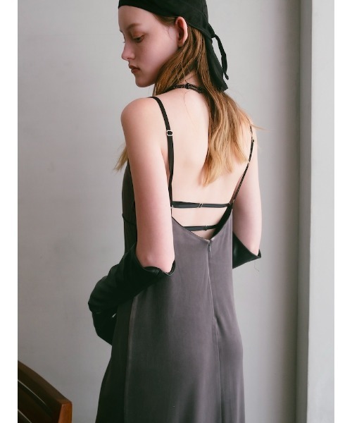 ILANIS(イラニス)の「Quiet Velvet Cami Dress(ワンピース・レディース・グレー/ブラック・FREE)」の11枚目の写真