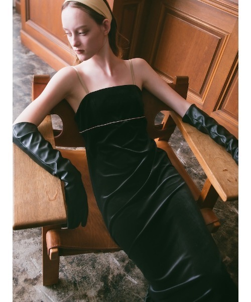 ILANIS(イラニス)の「Quiet Velvet Cami Dress(ワンピース・レディース・グレー/ブラック・FREE)」の14枚目の写真