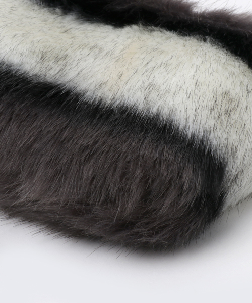 un dix cors(アンディコール)の「ボーダー柄ファーポーチ(ハンドバッグ・レディース・ブラック/ブラウン・フリ-)」の7枚目の写真