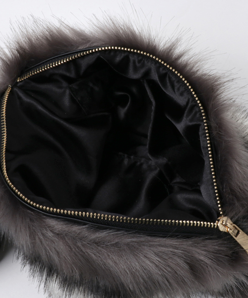 un dix cors(アンディコール)の「ボーダー柄ファーポーチ(ハンドバッグ・レディース・ブラック/ブラウン・フリ-)」の4枚目の写真