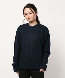 ケーブル編みクルーネックニット