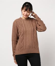 ケーブル編みクルーネックニット