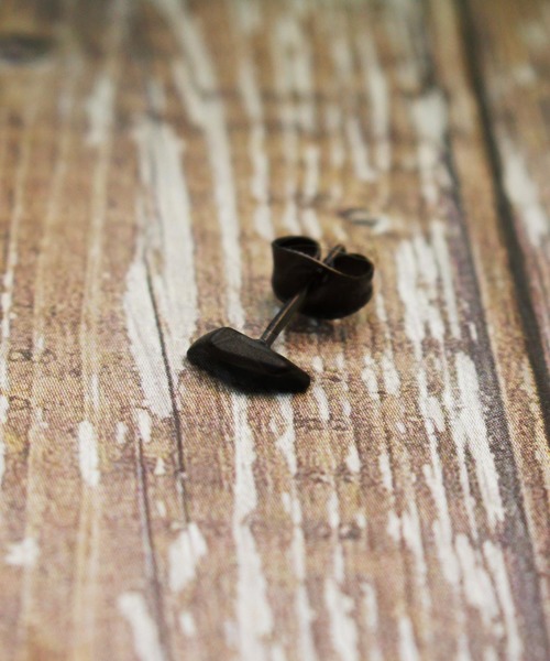 Vaya Con Dios（ヴァヤコンディオス）の「【VayaConDios/ヴァヤコンディオス】ステンレス製モダンモチーフピアス[片耳用]（ピアス（片耳用）・メンズ・ゴールド/シルバー/ブラック/ピンクゴールド・FREE）」の2枚目の写真