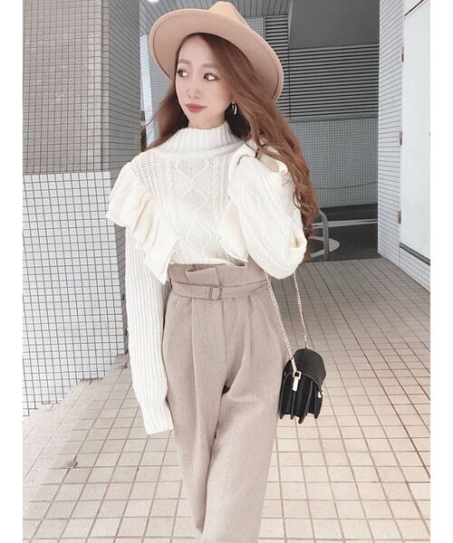 RESEXXY(リゼクシー)の「フリルケーブルニットトップス(ニット/セーター・レディース・ブラック/オフホワイト/モカ・FREE)」の5枚目の写真