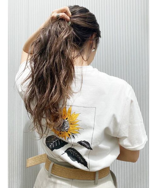 MURUA（ムルーア）の「【MURUA×山代エンナ】サンフラワーTシャツ（Tシャツ/カットソー・レディース・ホワイト/ダークグレー・FREE）」の2枚目の写真