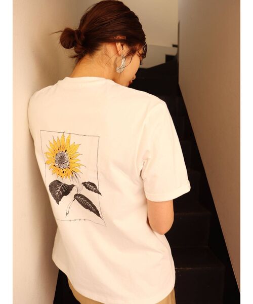 MURUA（ムルーア）の「【MURUA×山代エンナ】サンフラワーTシャツ（Tシャツ/カットソー・レディース・ホワイト/ダークグレー・FREE）」の4枚目の写真