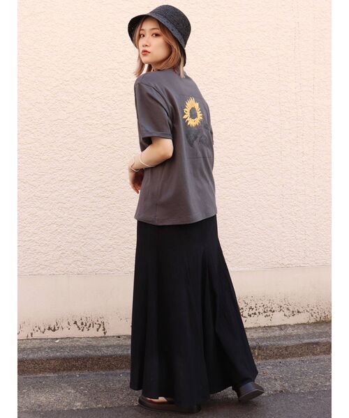 MURUA（ムルーア）の「【MURUA×山代エンナ】サンフラワーTシャツ（Tシャツ/カットソー・レディース・ホワイト/ダークグレー・FREE）」の10枚目の写真