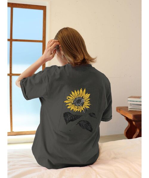 MURUA（ムルーア）の「【MURUA×山代エンナ】サンフラワーTシャツ（Tシャツ/カットソー・レディース・ホワイト/ダークグレー・FREE）」の15枚目の写真