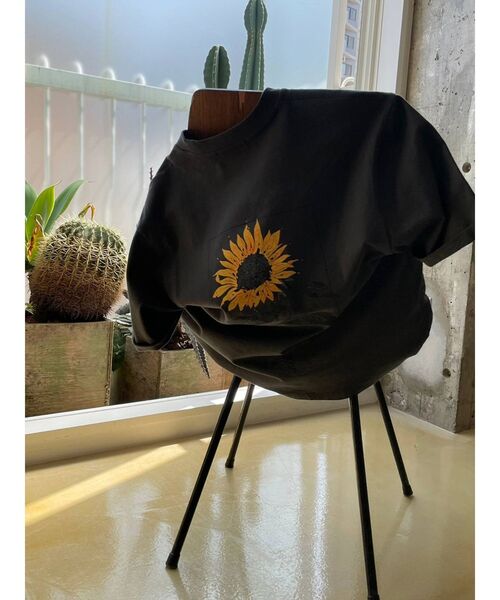 MURUA（ムルーア）の「【MURUA×山代エンナ】サンフラワーTシャツ（Tシャツ/カットソー・レディース・ホワイト/ダークグレー・FREE）」の17枚目の写真