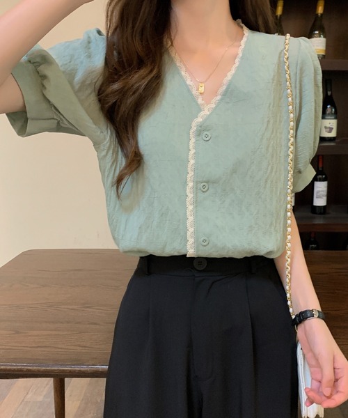 ABITOKYO（アビトーキョー）の「Vネックバルーンスリーブレース切替ブラウス（シャツ/ブラウス・レディース・アイボリー/グリーン/ブルー/ピンク・FREE）」の5枚目の写真