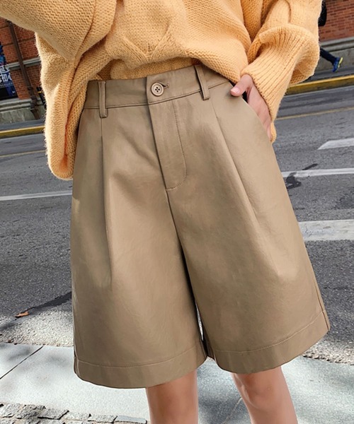 Jewelobe(ジュエローブ)の「フェイクレザーショートパンツ(その他パンツ・レディース・ブラック/ベージュ/カーキ・M/L)」の3枚目の写真