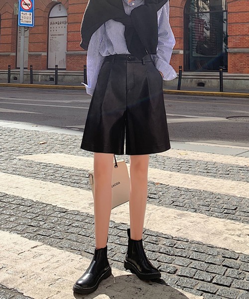 Jewelobe(ジュエローブ)の「フェイクレザーショートパンツ(その他パンツ・レディース・ブラック/ベージュ/カーキ・M/L)」の4枚目の写真