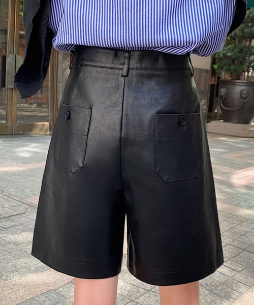 Jewelobe(ジュエローブ)の「フェイクレザーショートパンツ(その他パンツ・レディース・ブラック/ベージュ/カーキ・M/L)」の17枚目の写真