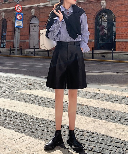 Jewelobe(ジュエローブ)の「フェイクレザーショートパンツ(その他パンツ・レディース・ブラック/ベージュ/カーキ・M/L)」の5枚目の写真