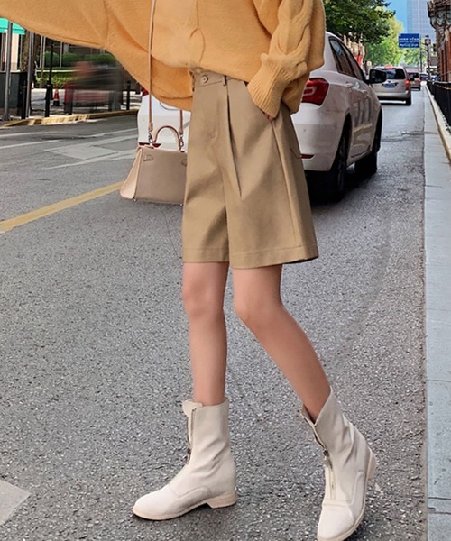 Jewelobe(ジュエローブ)の「フェイクレザーショートパンツ(その他パンツ・レディース・ブラック/ベージュ/カーキ・M/L)」の12枚目の写真