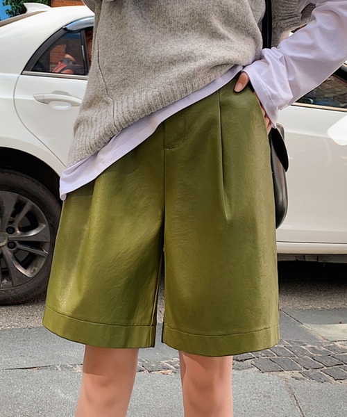 Jewelobe(ジュエローブ)の「フェイクレザーショートパンツ(その他パンツ・レディース・ブラック/ベージュ/カーキ・M/L)」の13枚目の写真