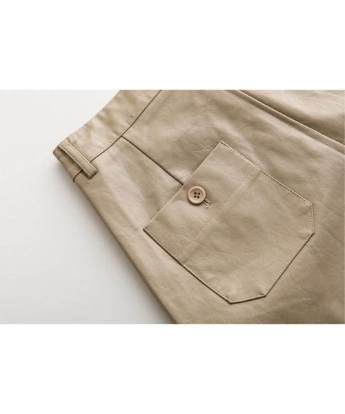 Jewelobe(ジュエローブ)の「フェイクレザーショートパンツ(その他パンツ・レディース・ブラック/ベージュ/カーキ・M/L)」の14枚目の写真